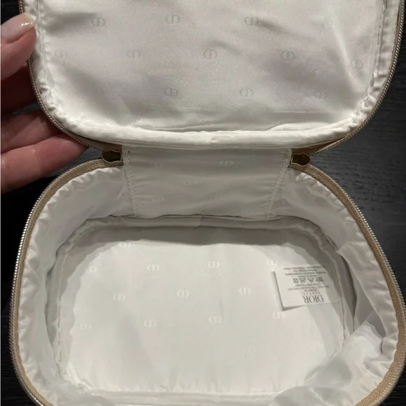 Dior Holiday 2025 Cosmetic Bag - Picture 5 of 7